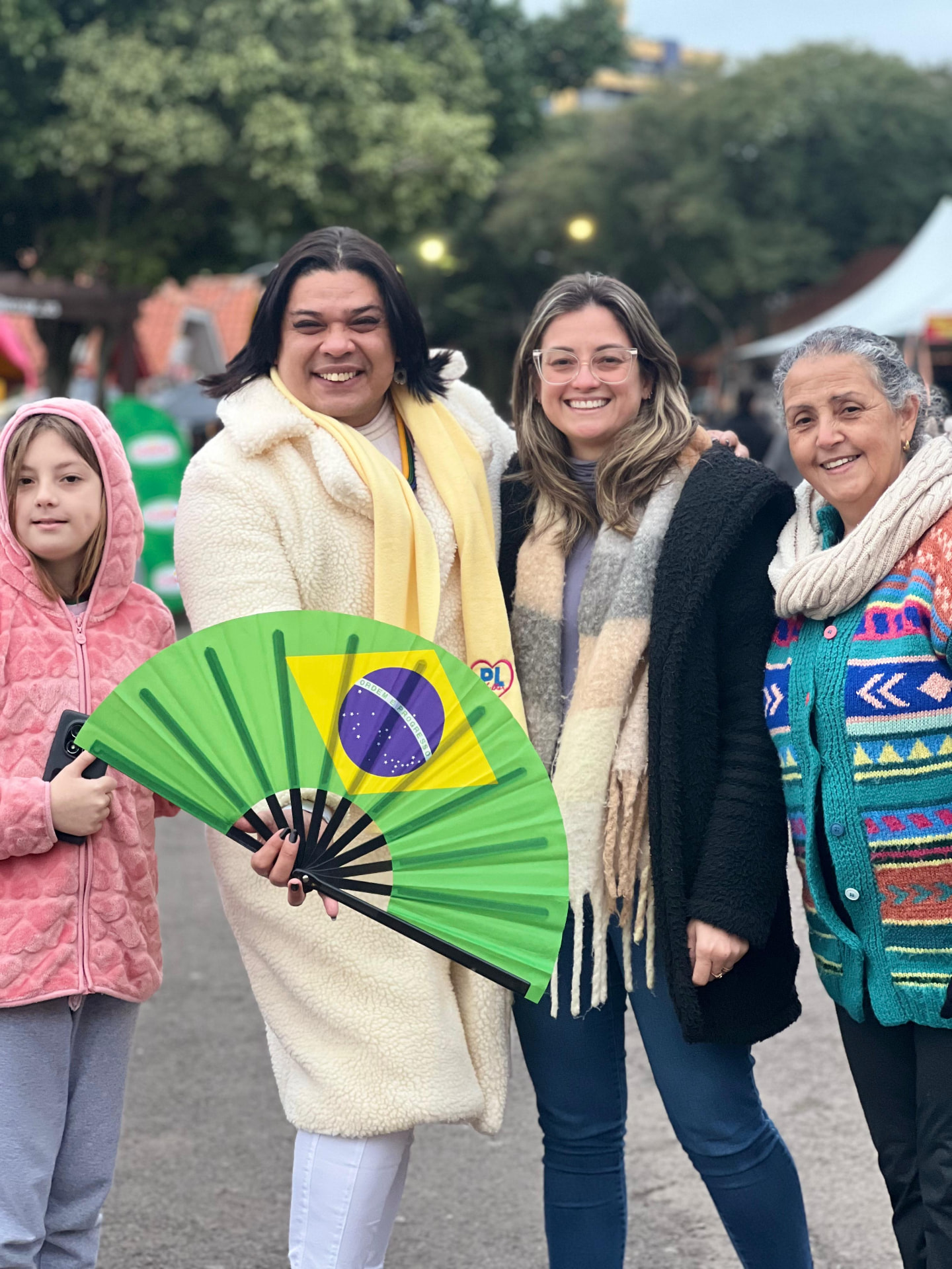 Mulheres reunidas caminhando juntas pelo Movimento YOYO POR ELAS